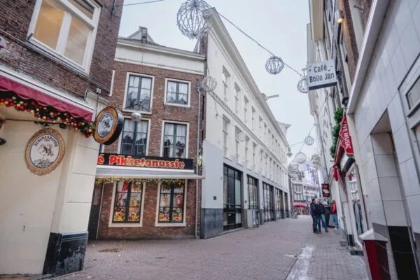 Gezellige straat met cafés en kerstversiering in de Korte Reguliersdwarsstraat in Amsterdam.